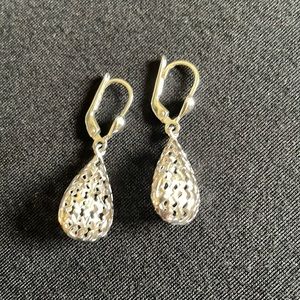 14k White gold dangle earrings